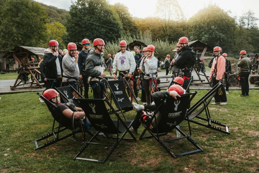 Participants casqués et équipés de baudriers, réunis avant une activité outdoor