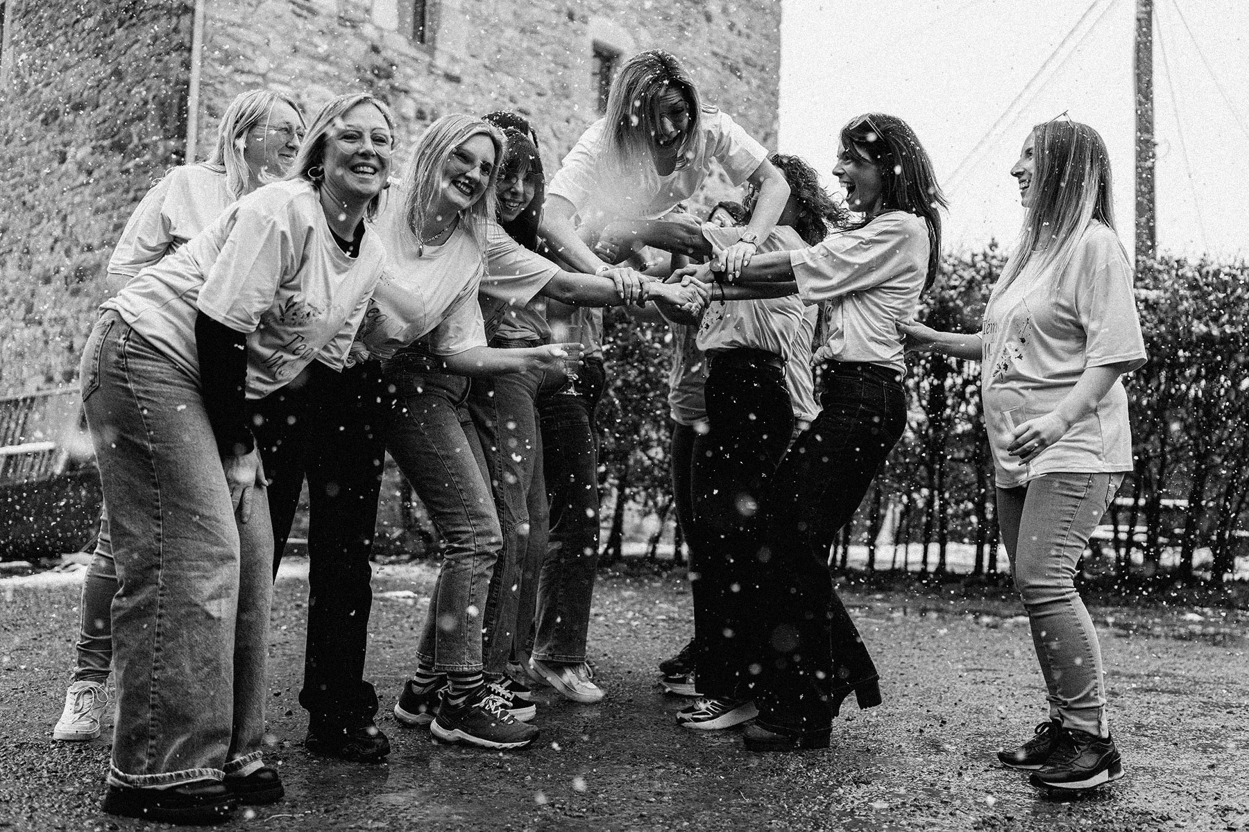 Groupe d'amies complices lors d'une séance photo en extérieur à Durbuy