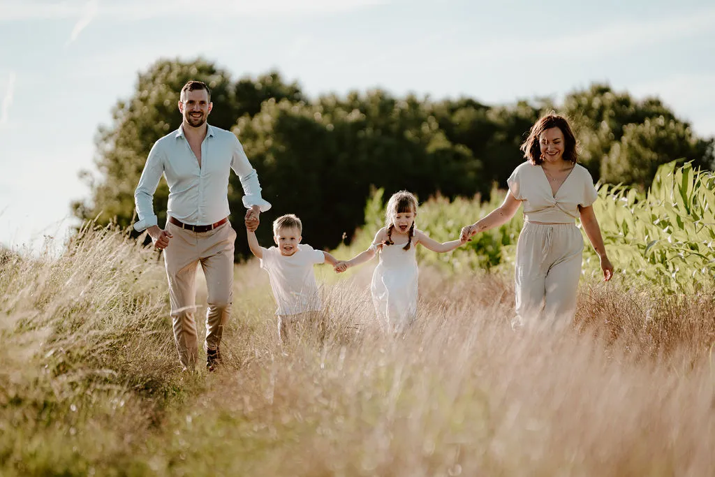 Famille aux tenues accordées dans une palette de couleurs douces