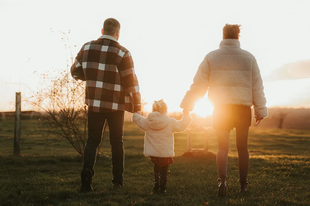 Moment tendre entre parent et tout-petit lors d'une séance famille