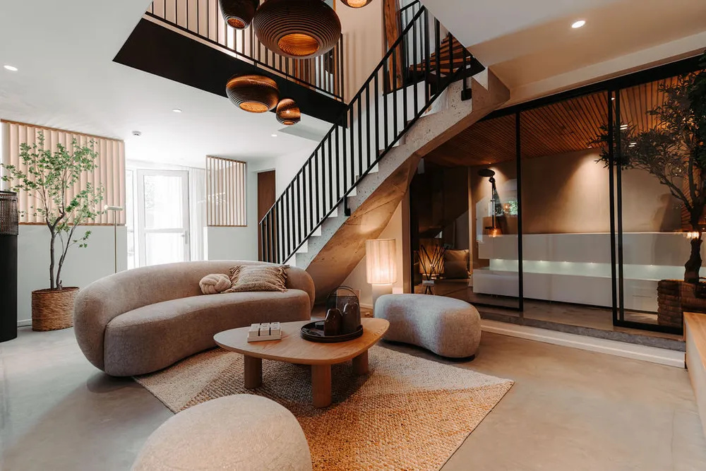 Salon dans une villa mis en avant