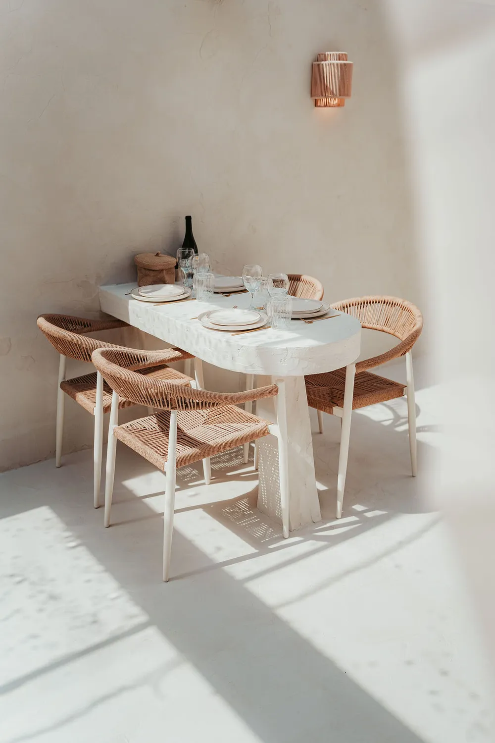 Terrasse avec table dressée et mise en avant