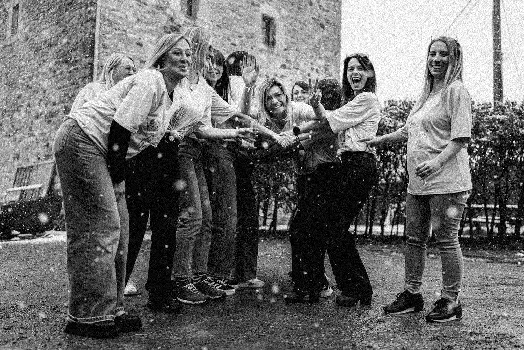 Future mariée et ses amies sous la neige